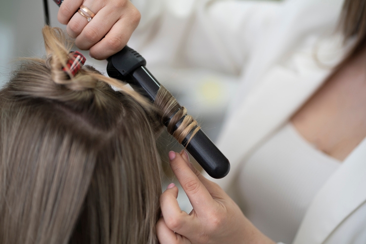 Завивка тонких прядей плойкой