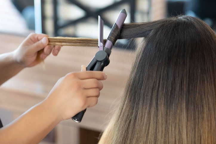 Создание укладки с завитыми с помощью плойки локонами