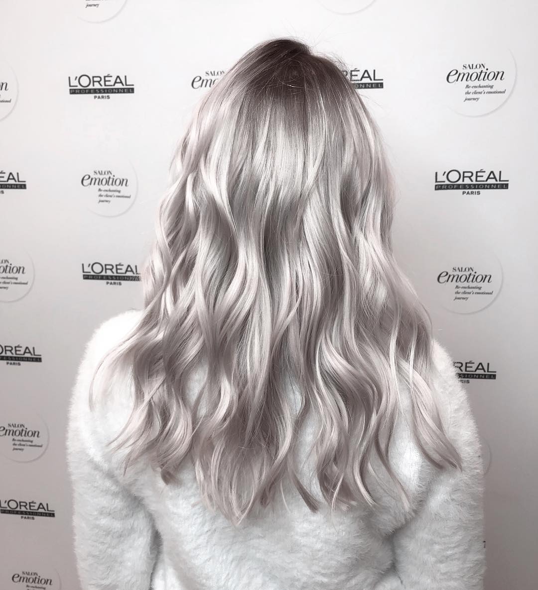 Девушка с платиновым тотал блондом