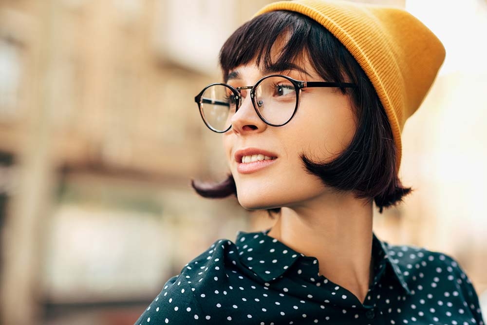 Стрижка боб, очки и шапка