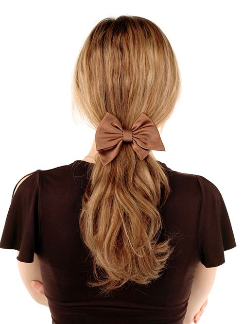 Прически с заколкой-бантом в хвост для средней длины