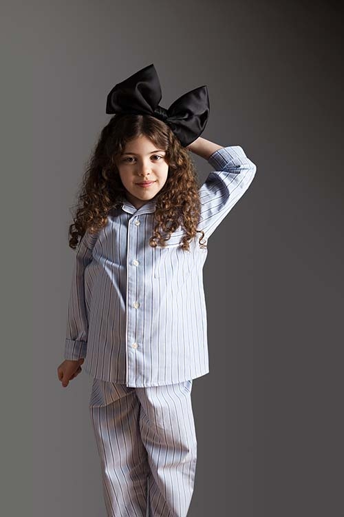 Прически с большой черной заколкой-бантом