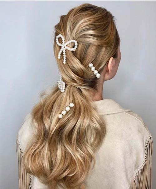 Прически с несколькими заколками-бантами