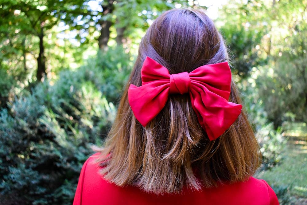 Прически с бантом на распущенные волосы средней длины