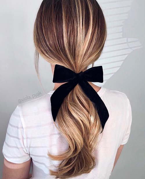 Хвост с бантом на длинные волосы