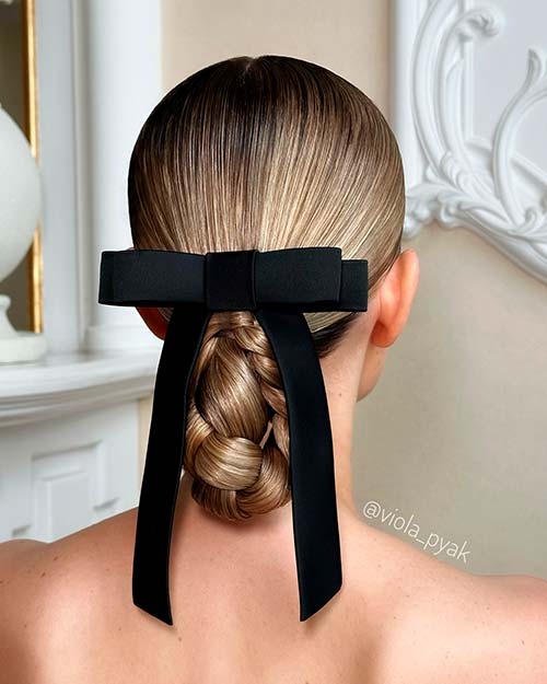 Пучок с косичкой с бантом на длинные волосы