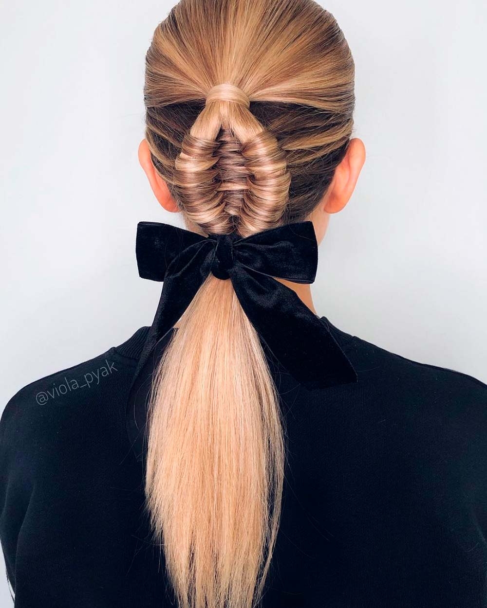 Прическа с плетением с бантом