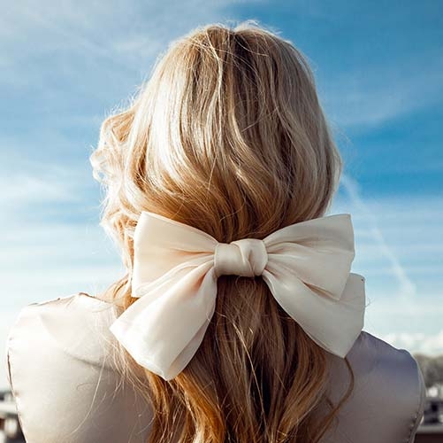 Прически с белой заколкой-бантом
