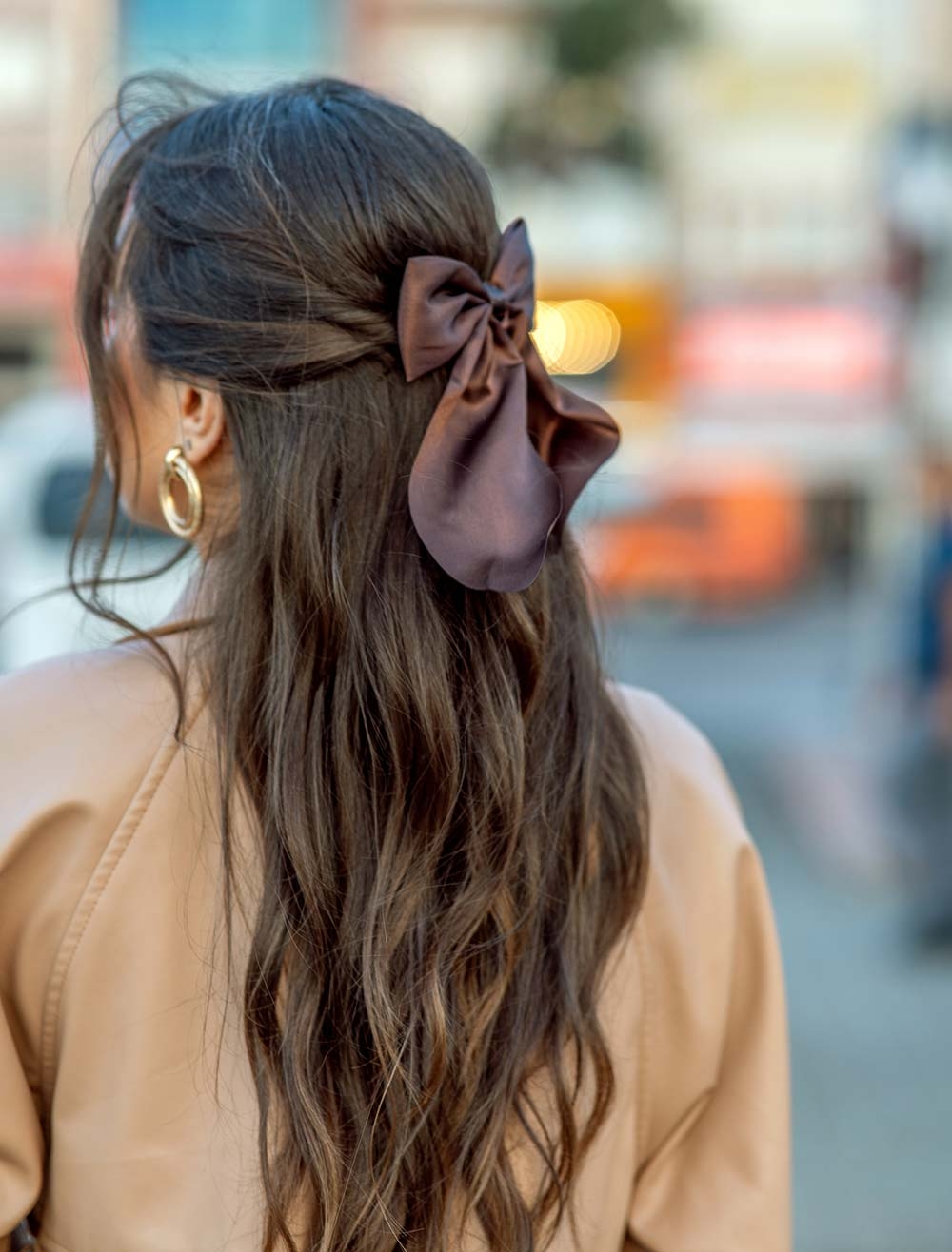 Винтажная мальвинка — идея прически с бантом на длинные волосы