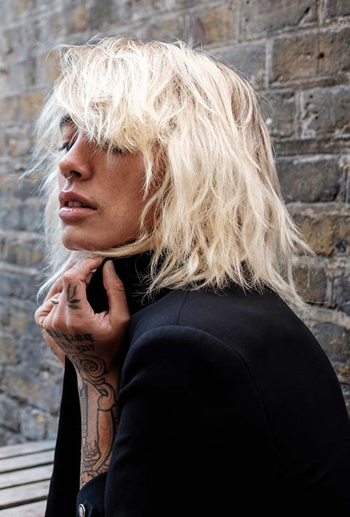 Растрепанные волосы в стильной укладке