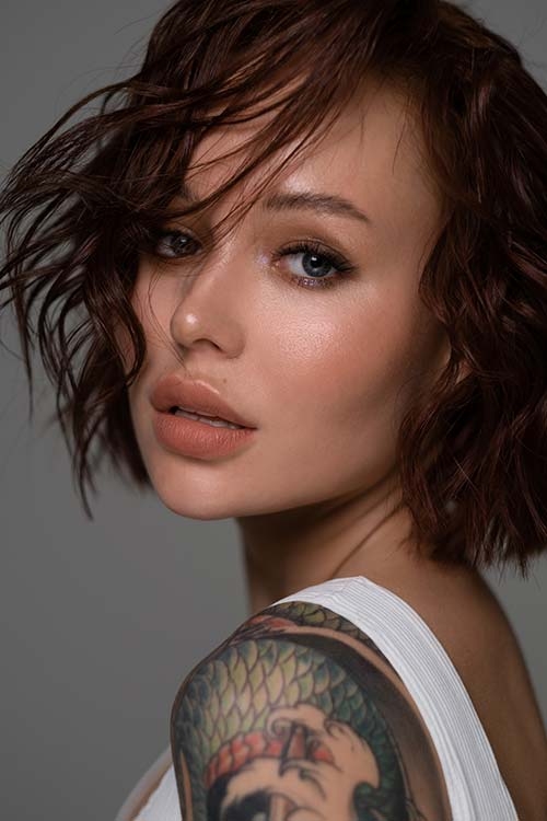 Стильная укладка с растрепанными волосами для текстурного эффекта