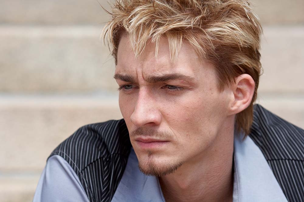 Стильная мужская прическа с растрепанными волосами