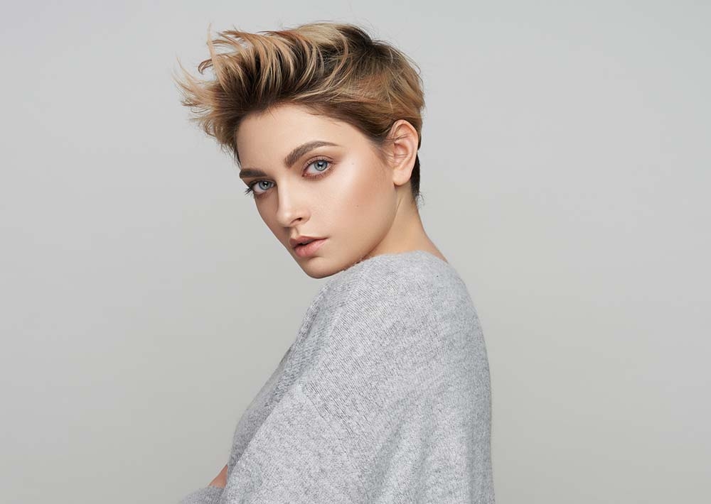 Небрежная прическа с объемом на коротких волосах