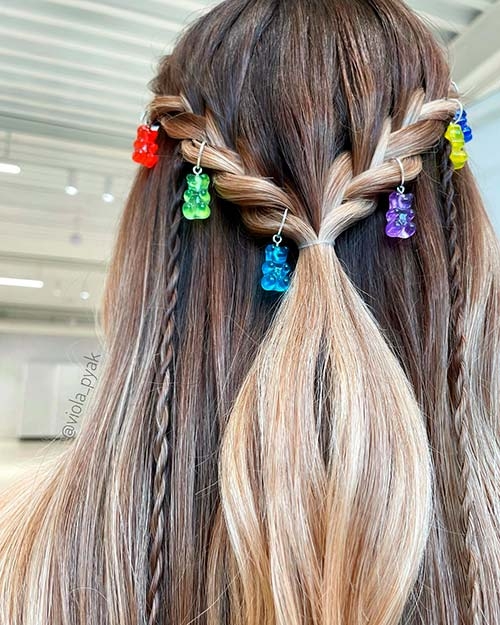 Растрепанная прическа с аксессуарами