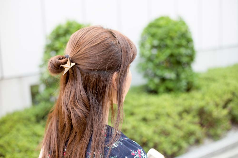 Растрепанная укладка с необычной резинкой для волос