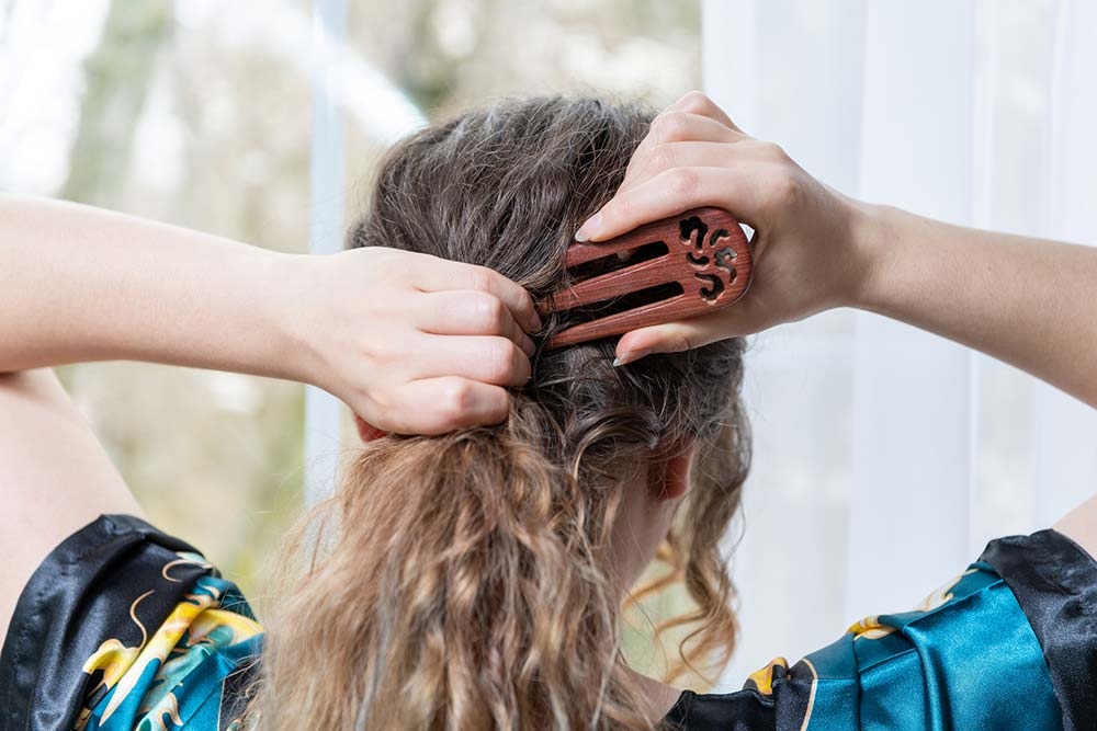 Растрепанная укладка со шпилькой для волос