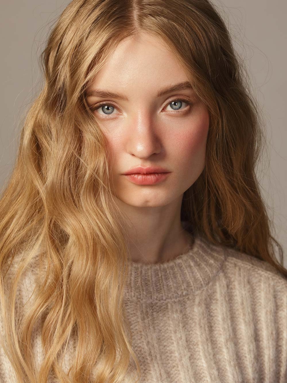 Пример оттенка cowboy copper на вьющихся волосах