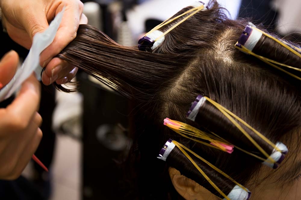 Наносим состав кислотной завивки