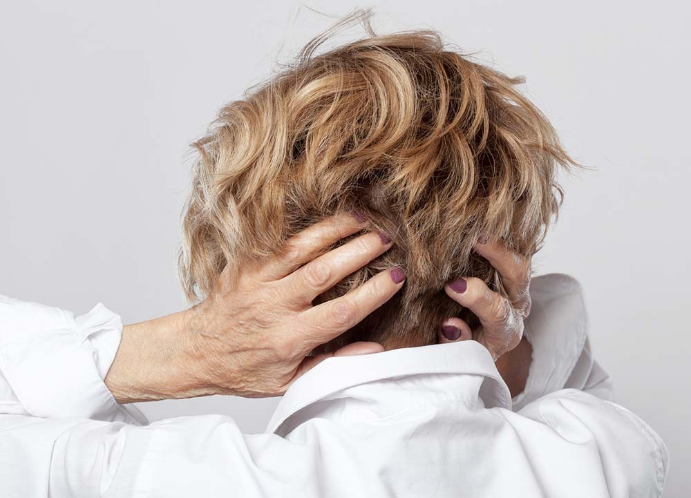 Взъерошенные волосы в стильной укладке