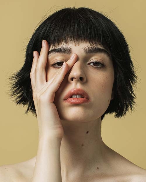 Растрепанная женская прическа