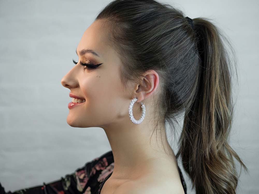 Прическа с небрежным хвостом