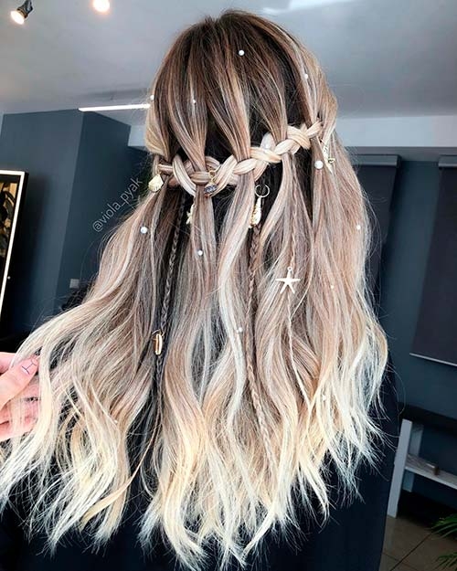 Стильная укладка с эффектом растрепанных волос и аксессуарами