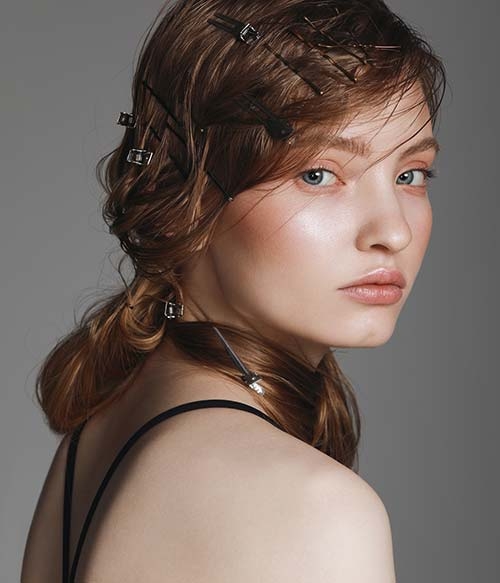 Растрепанная прическа с заколками