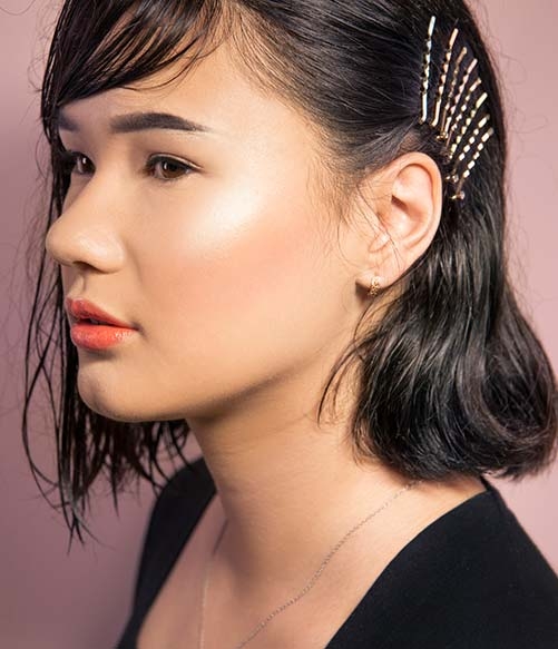 Стильная укладка с растрепанными волосами и заколками