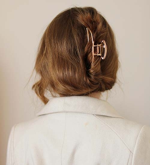 Растрепанная прическа с крабиком для волос