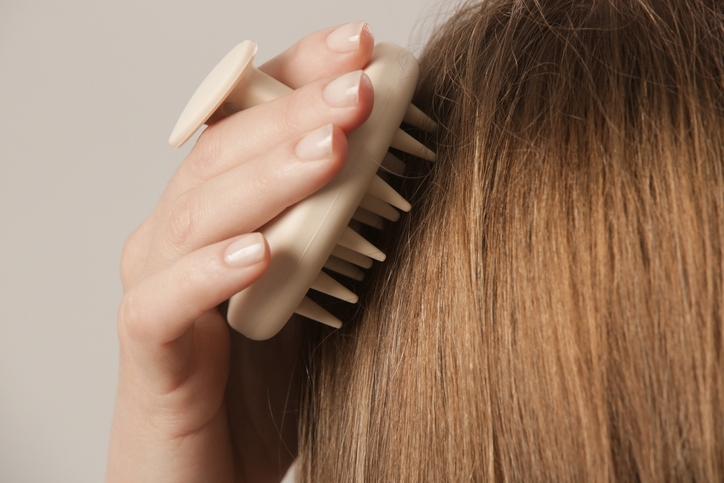 Массаж головы с помощью массажера для кожи головы