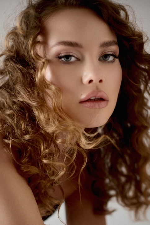 Интенсивное увлажнение против сезонного пушения волос