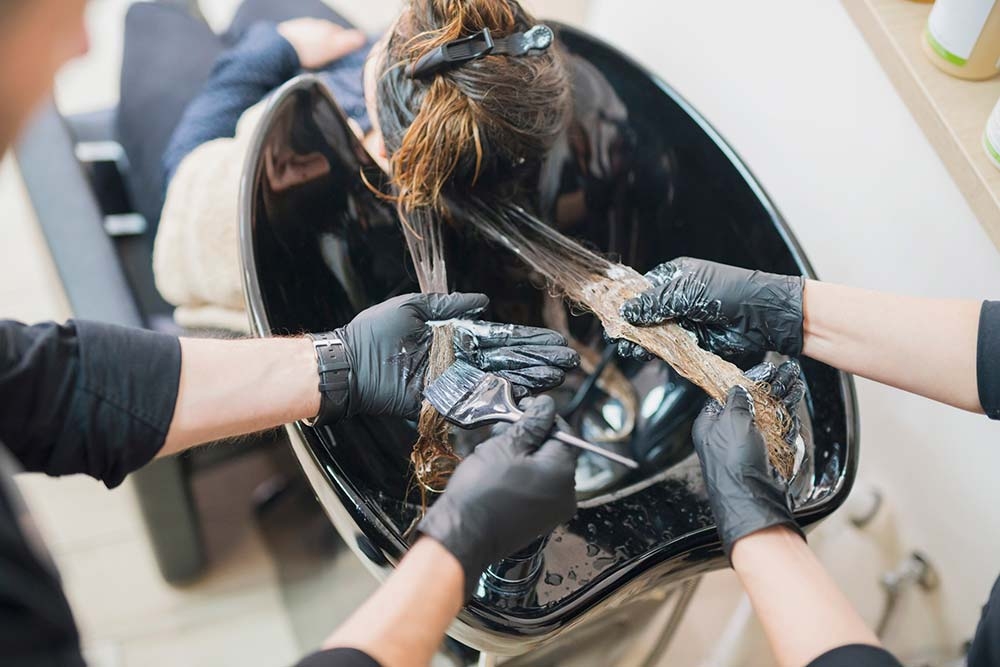 Почему нельзя часто мелировать волосы аммиачным красителем