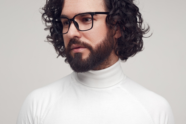 Мужская прическа с кудрявыми волосами для овального лица