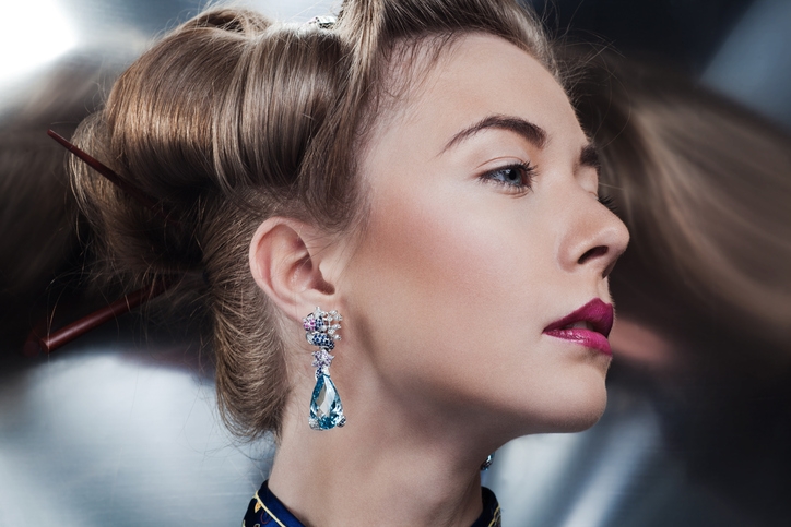 Простой способ сделать красивый пучок на волосах