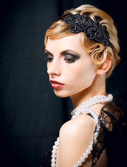 Прически ретро часто украшали повязками и шарфами