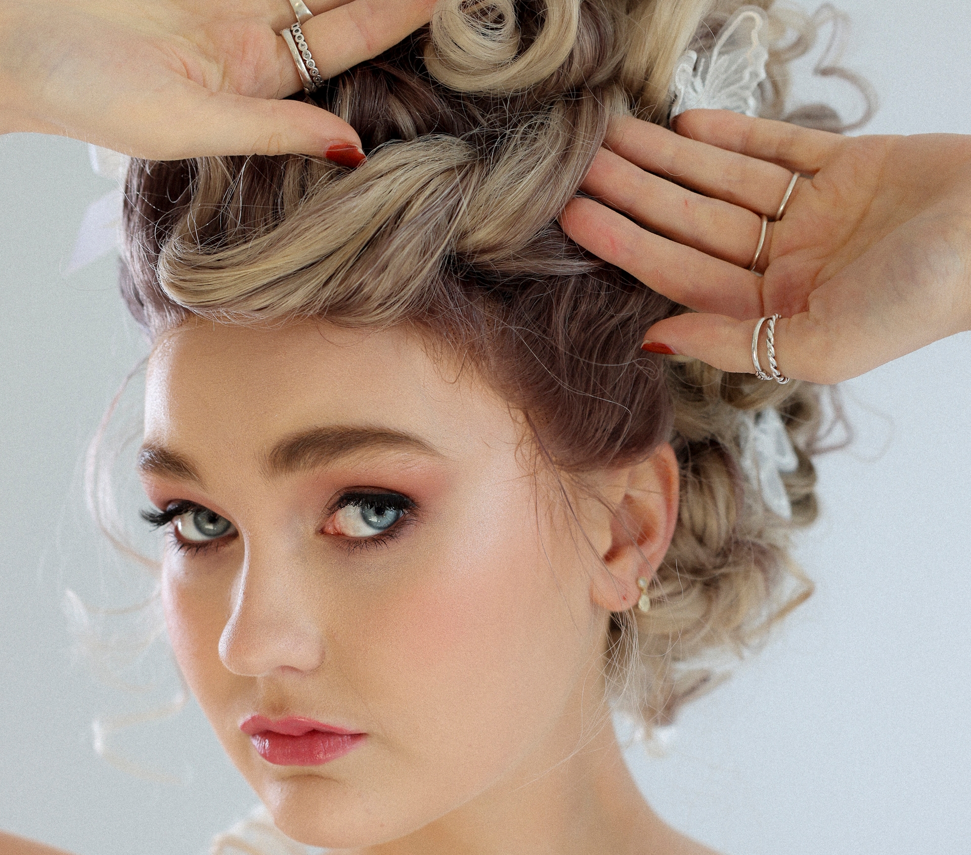 Быстрая прическа с прядями у лица