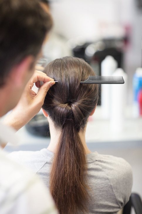 Простая прическа с низким хвостом