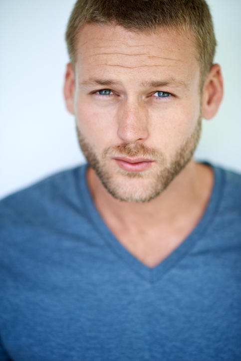 Мужчина с треугольной формой лица и бородой