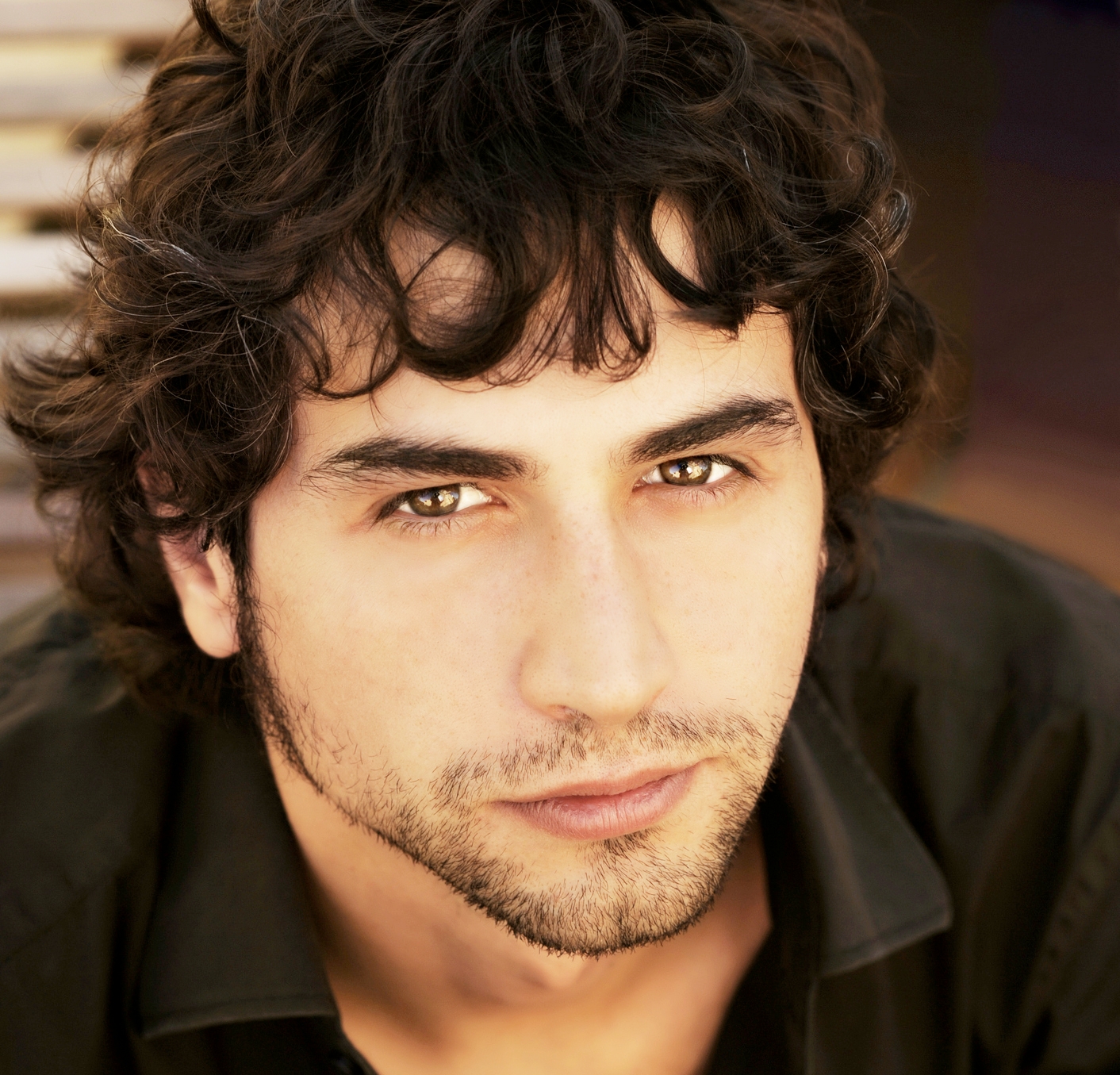 Мужчина с кудрявыми волосами — прическа для треугольного лица