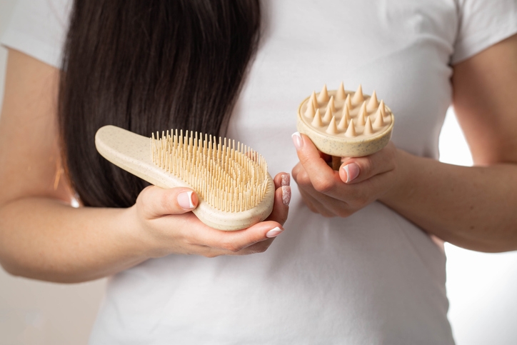 Массаж кожи головы специальным массажером для улучшения кровообращения