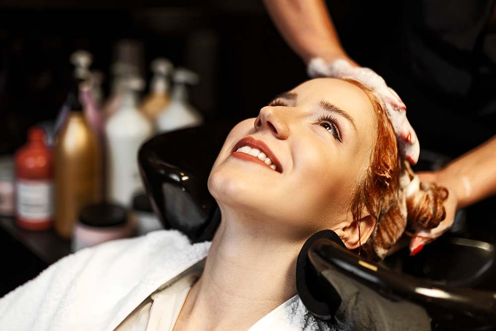 Мытье волос профессиональным шампунем для жирных волос