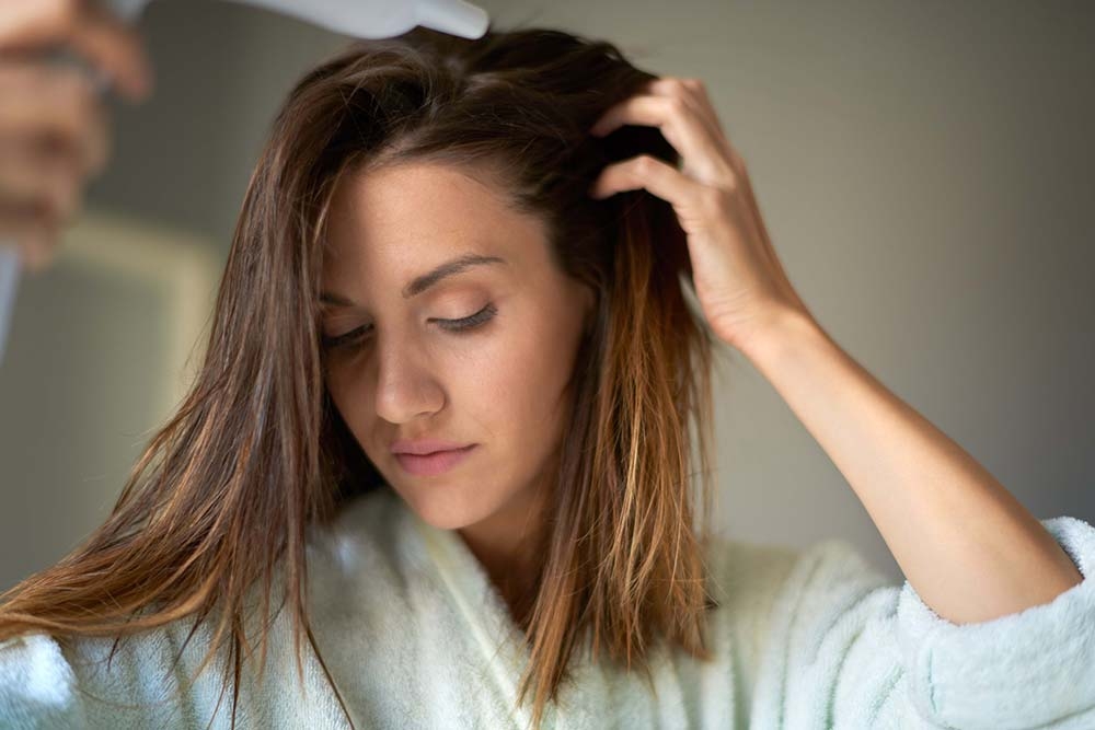 Очищение кожи головы шампунем для жирных волос