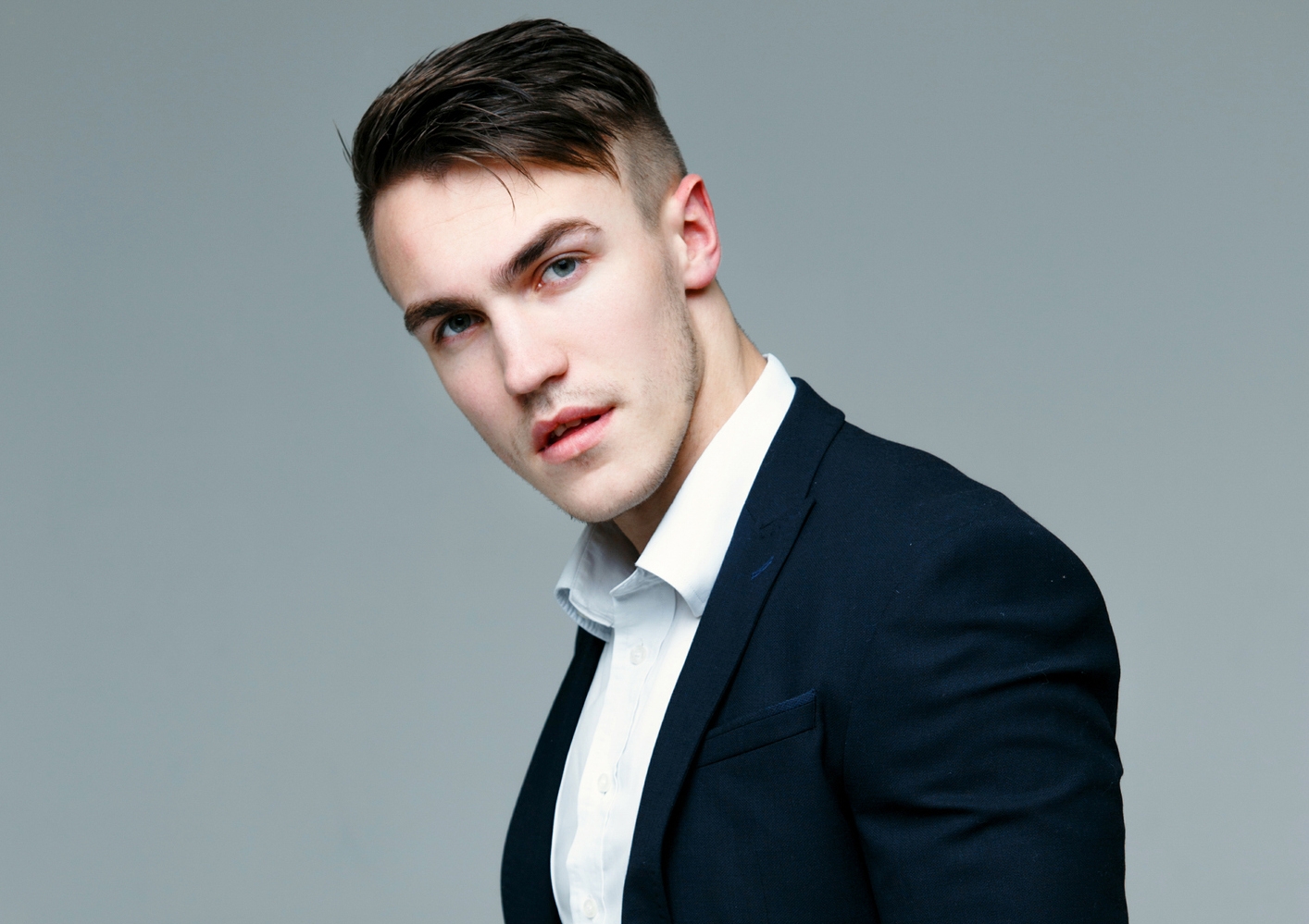 Треугольное мужское лицо