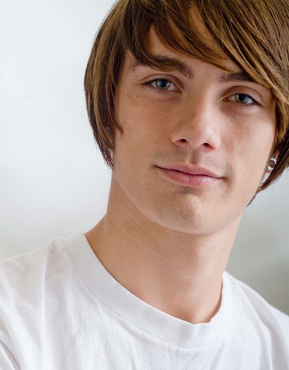 Мужская стрижка с косой челкой