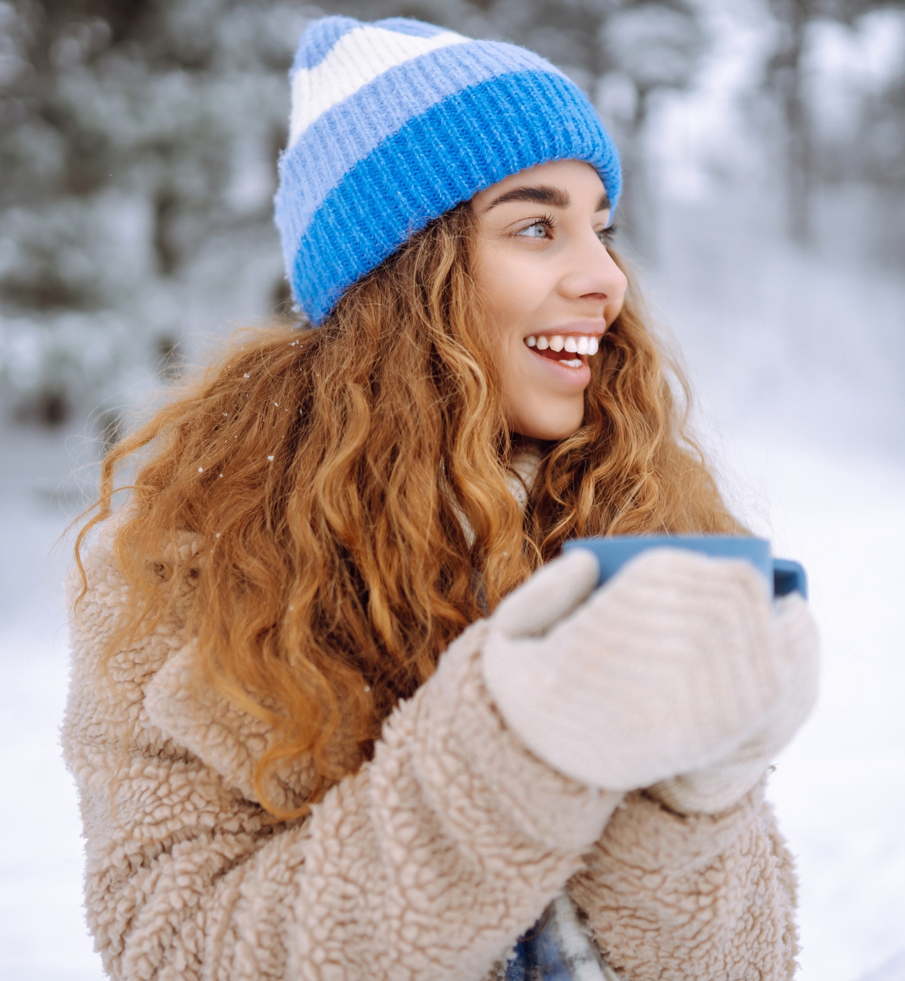 Локоны, обрамляющие лицо из-под теплой зимней шапки 