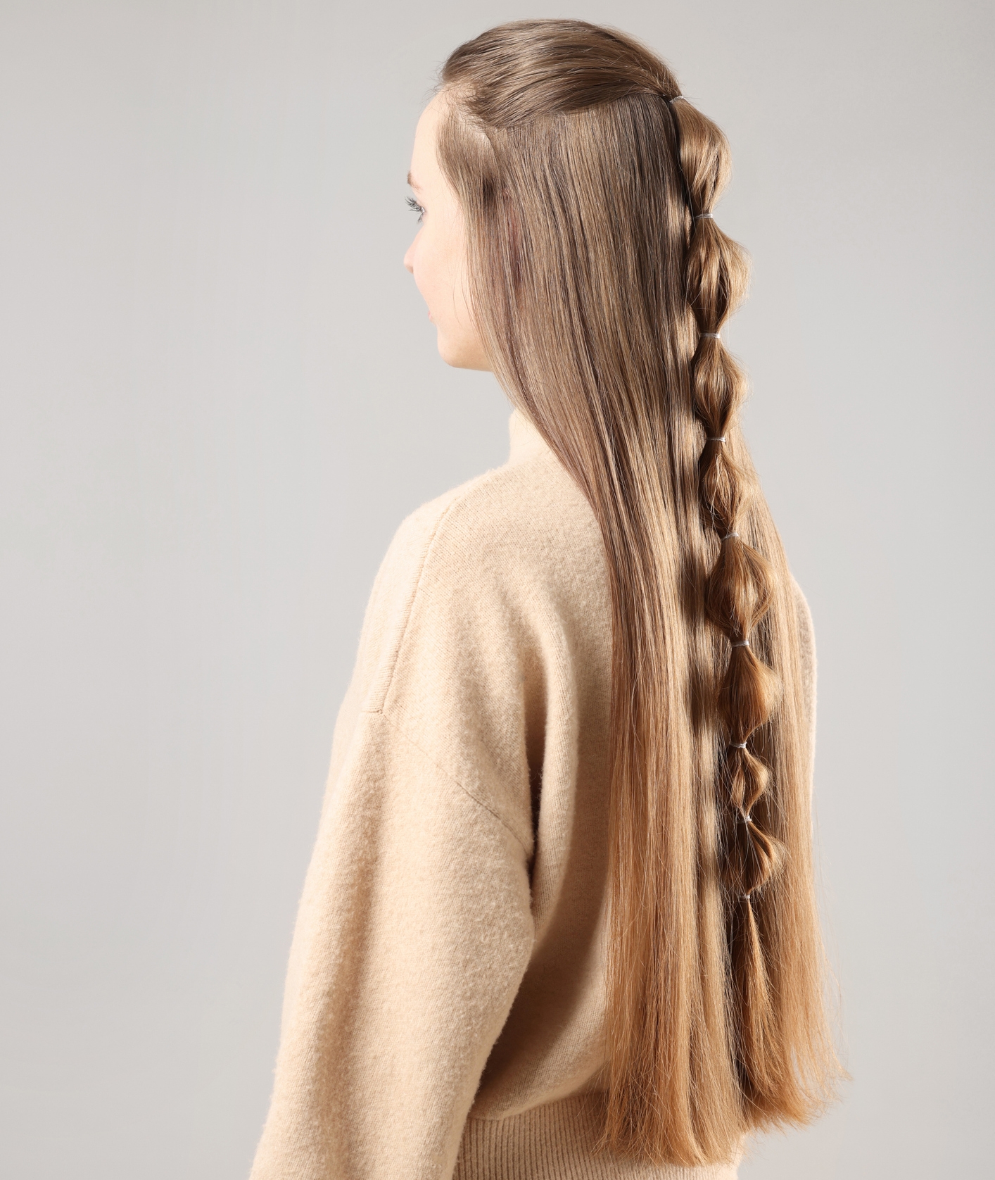 Универсальный компромисс между собранными и распущенными волосами