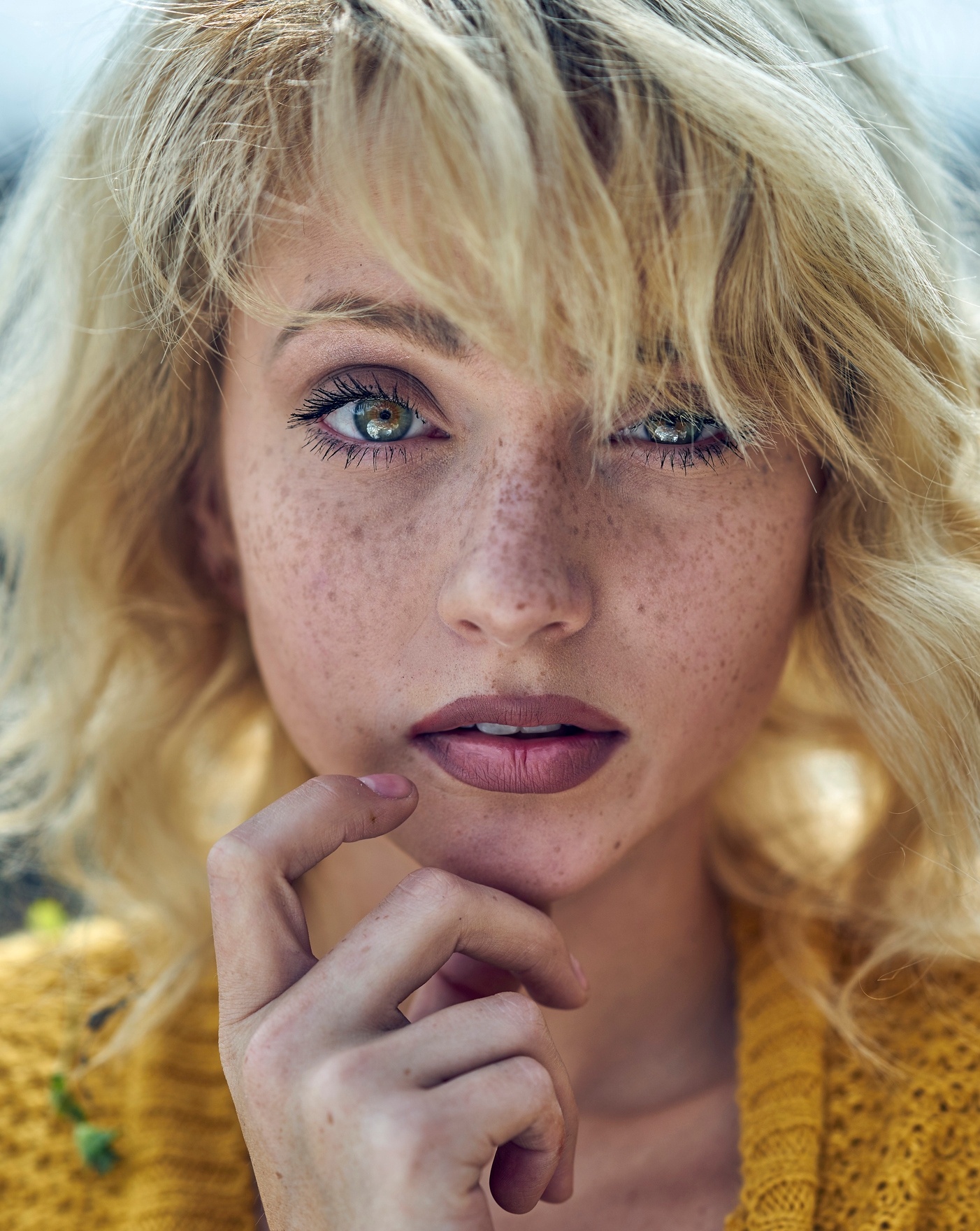 Фактурная челка с рваным краем добавляет образу легкости