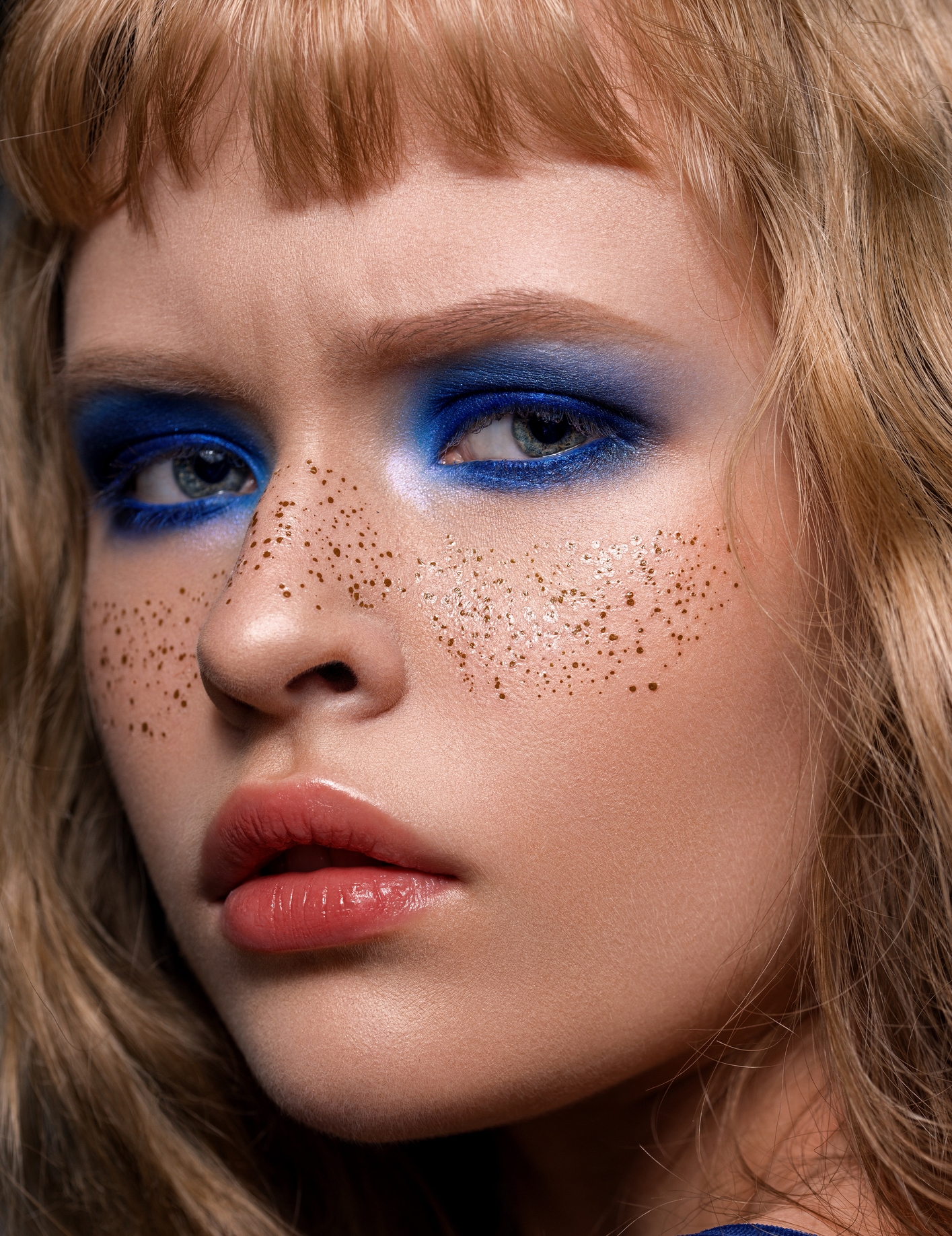 Градуированная прямая челка придает стрижке графичность