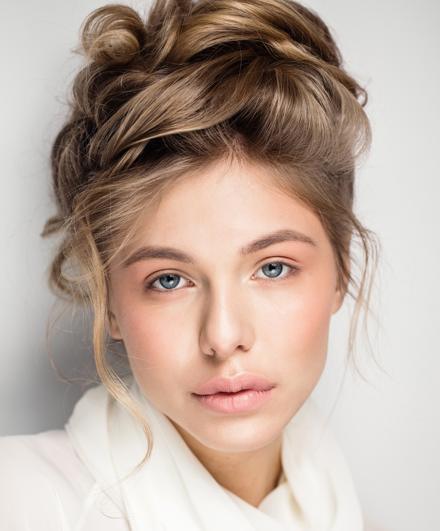 Сложный натуральный оттенок блонда с мягкими переходами нюансов