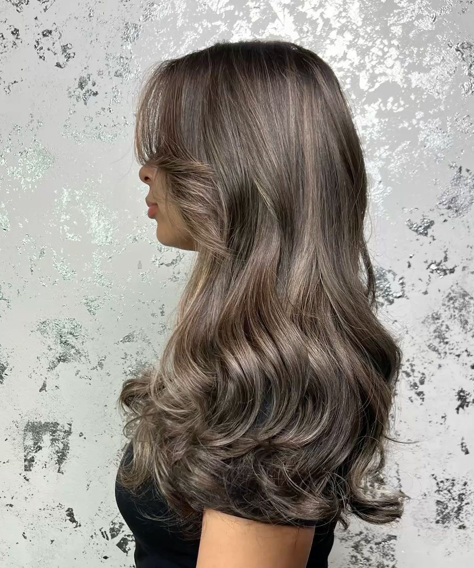 Глубокий коричневый цвет с дымчатым переливом визуально уплотняет волосы